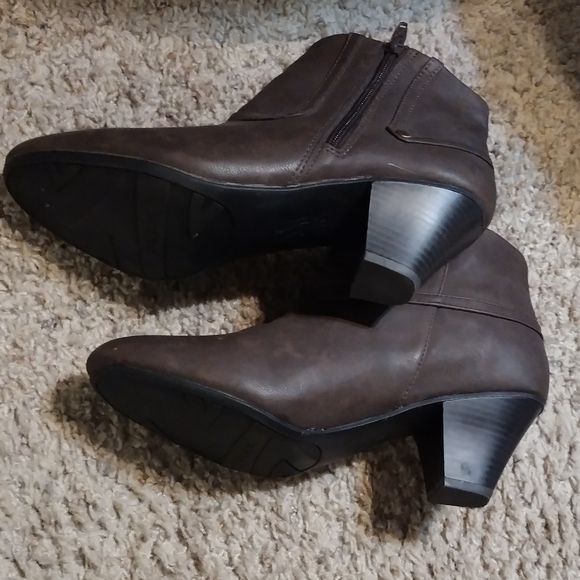 Brown Life Stride Soft System Heeler Flex Booties Sz 10M - Picture 2 of 7